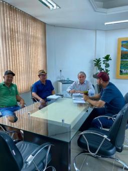 Prefeito Municipal  e demais representantes discutem sobre estiagem